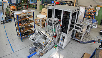 Montage Verpackungsmaschine zur Vorbereitung der Endabnahme in Montagehalle der Firma Rühle und Co. Maschinenbau GmbH