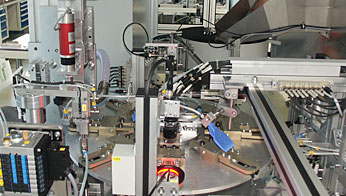 Sondermaschine zur Zuführung, Bearbeitung und optischer Qualitätskontrolle von Kunststoffformteilen