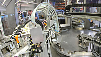 Montage einer Sondermaschine zur Druckprüfung und Verpackung von Hülsen